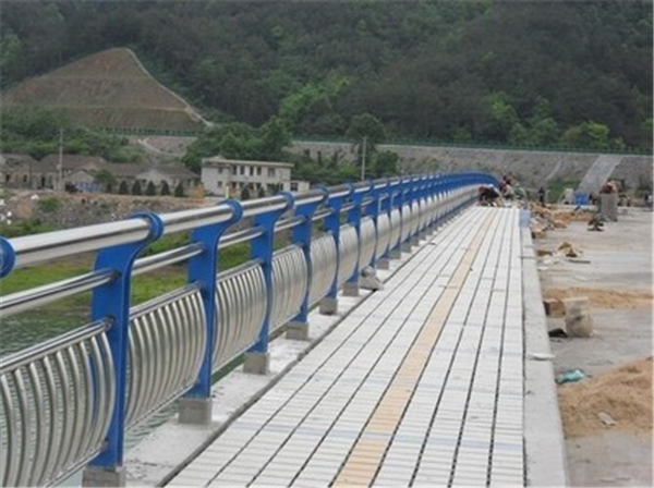 吉林不锈钢桥梁护栏的特性及其在现代建筑中的应用